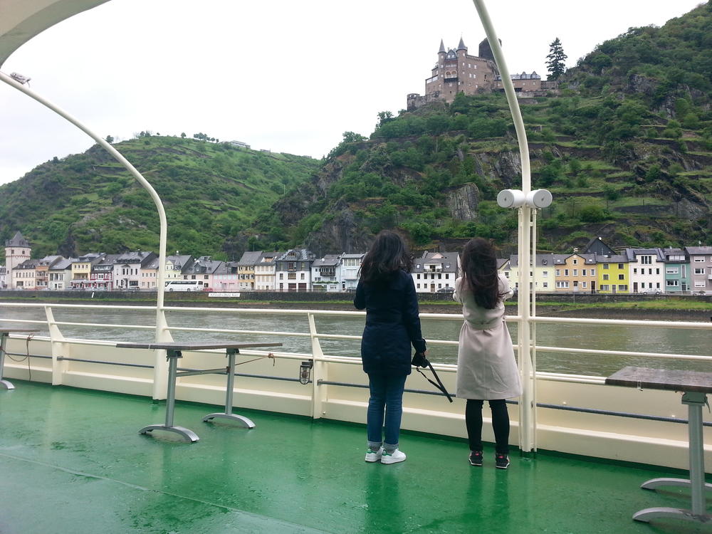 Schlechtes Wetter und schöne Ansichten auch während der Schifffahrt auf dem Rhein.