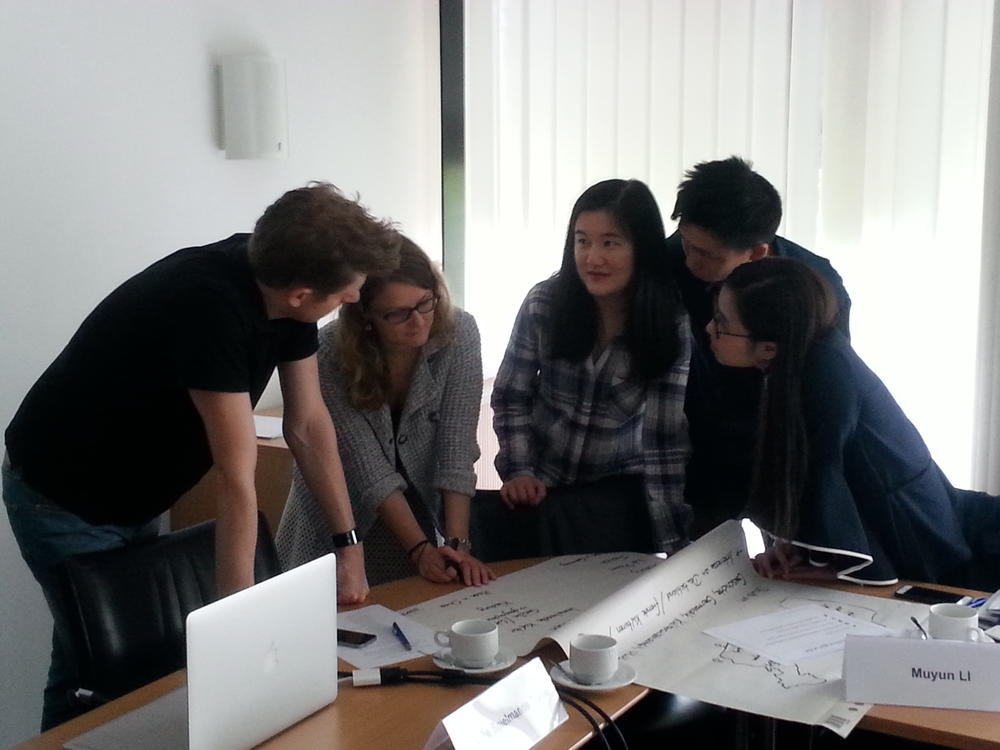 Intensive Diskussionen und enge Zusammenarbeit während des Workshops.