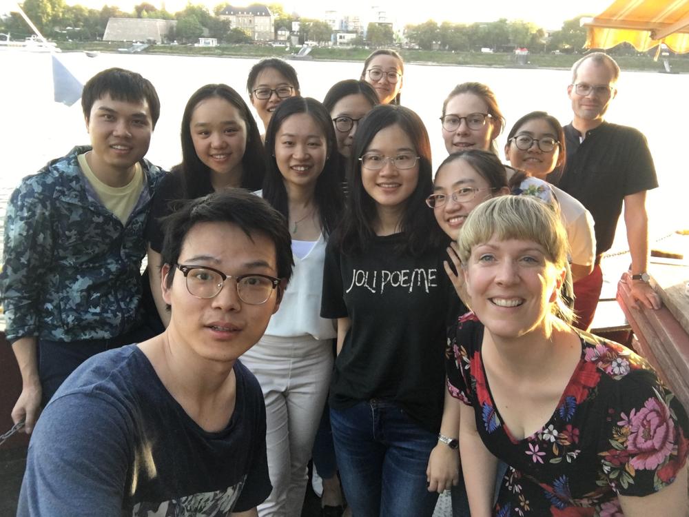 Die Exkursionsgruppe in Bonn auf dem Rhein, verstärkt um den ZDS-Doktoranden HE Teng, der an der Universität Bonn an seiner Dissertationsschrift arbeitet.