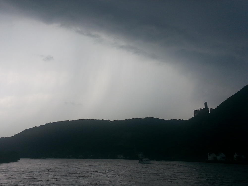 Dramatisches Wetter und alte Gemäuer.