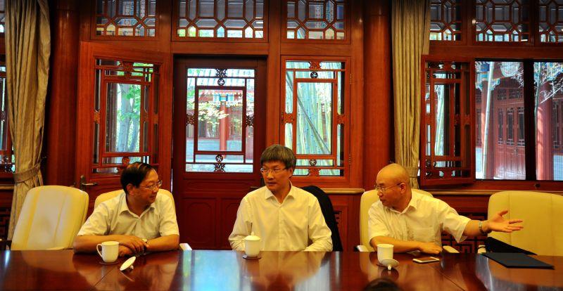 Der Botschafter Herr Shi Mingde, Prof. Dr. Wang Bo und Prof. Dr. Huang Liaoyu im Gespräch.