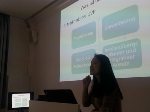 CHEN Siyu von der Humboldt-Universität zu Berlin während ihres Vortrags über die Umweltverträglichkeitsprüfung in Deutschland und China.