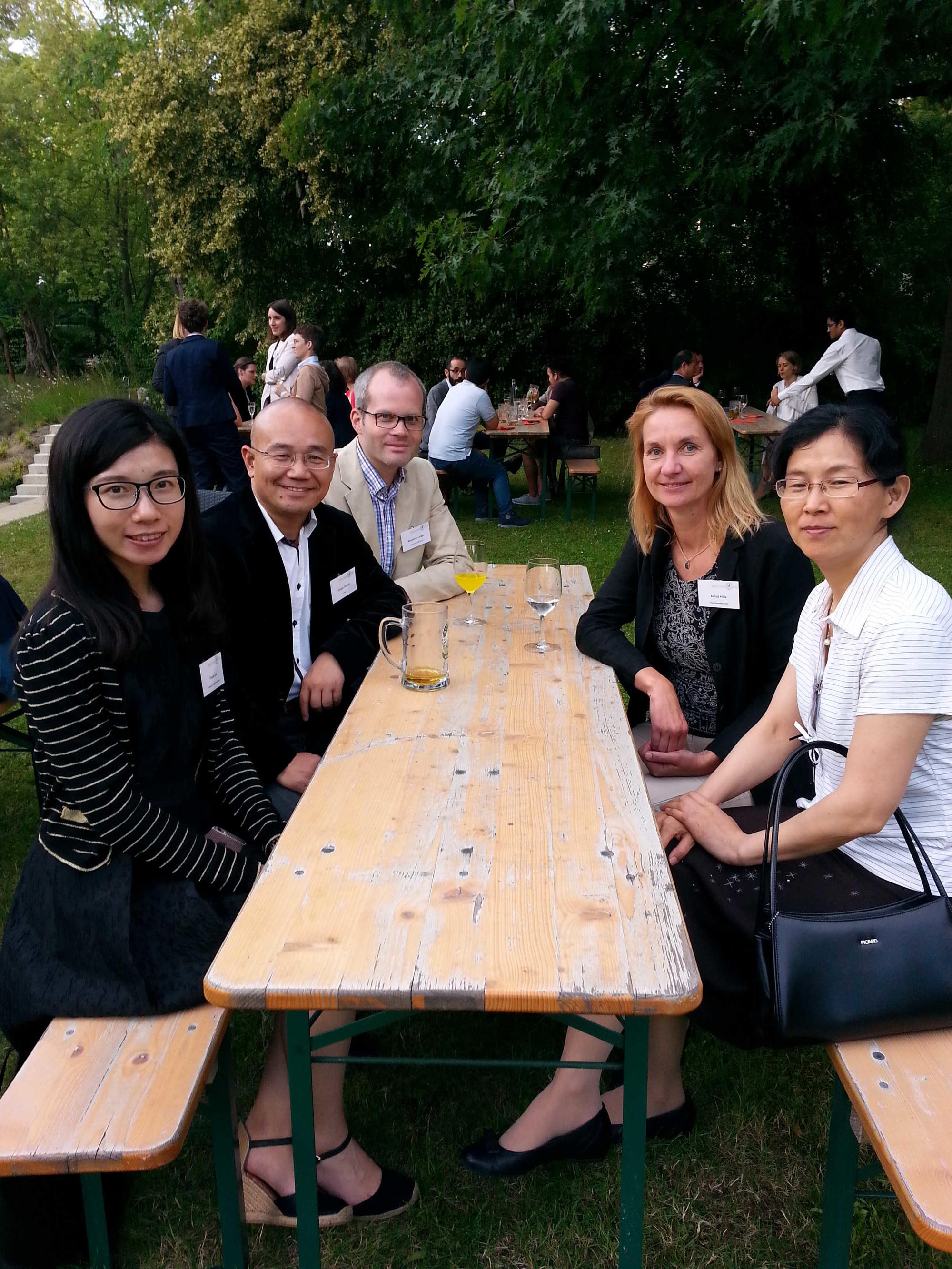 Kleine ZDS-Runde beim internationalen Festempfang der Freien Universität. Von links: LIU Yixuan (ZDS-Alumna, Botschaft der VR China in Berlin), Prof. Dr. HUANG Liaoyu, Benjamin Langer, Prof. Dr. Almut Hille, Dr. WANG Jinhua (Botschaft der VR China)