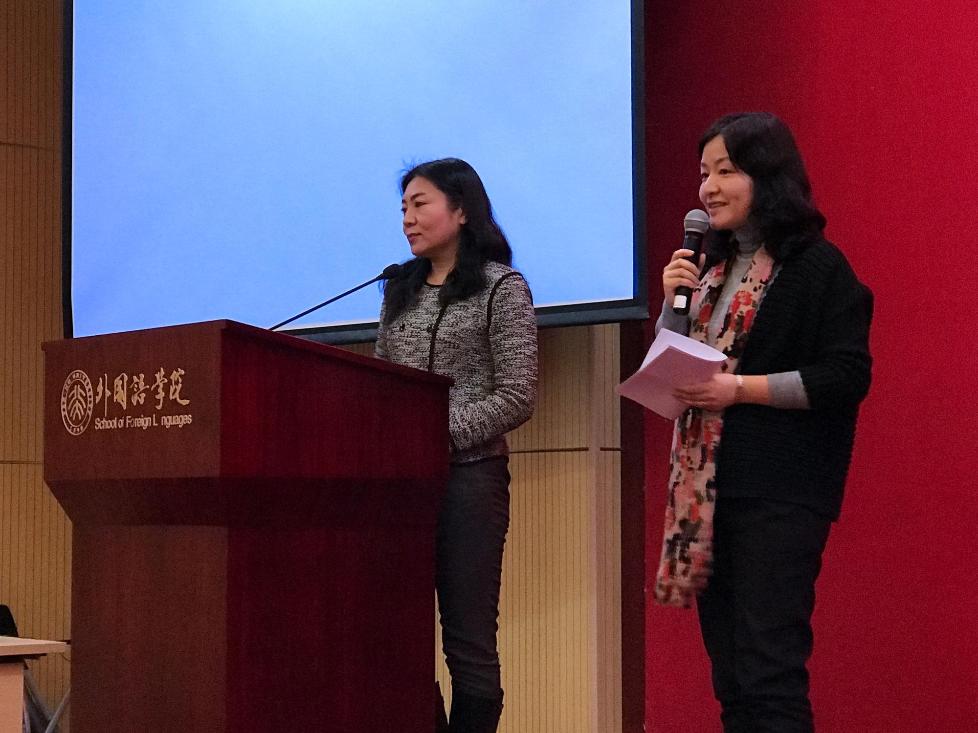 Als Rednerin am Pult Frau Prof. Dr. NING Qi, die Dekanin der Fakultät für Fremdsprachen. Rechts neben ihr Frau Prof. Dr. Hu Wei.