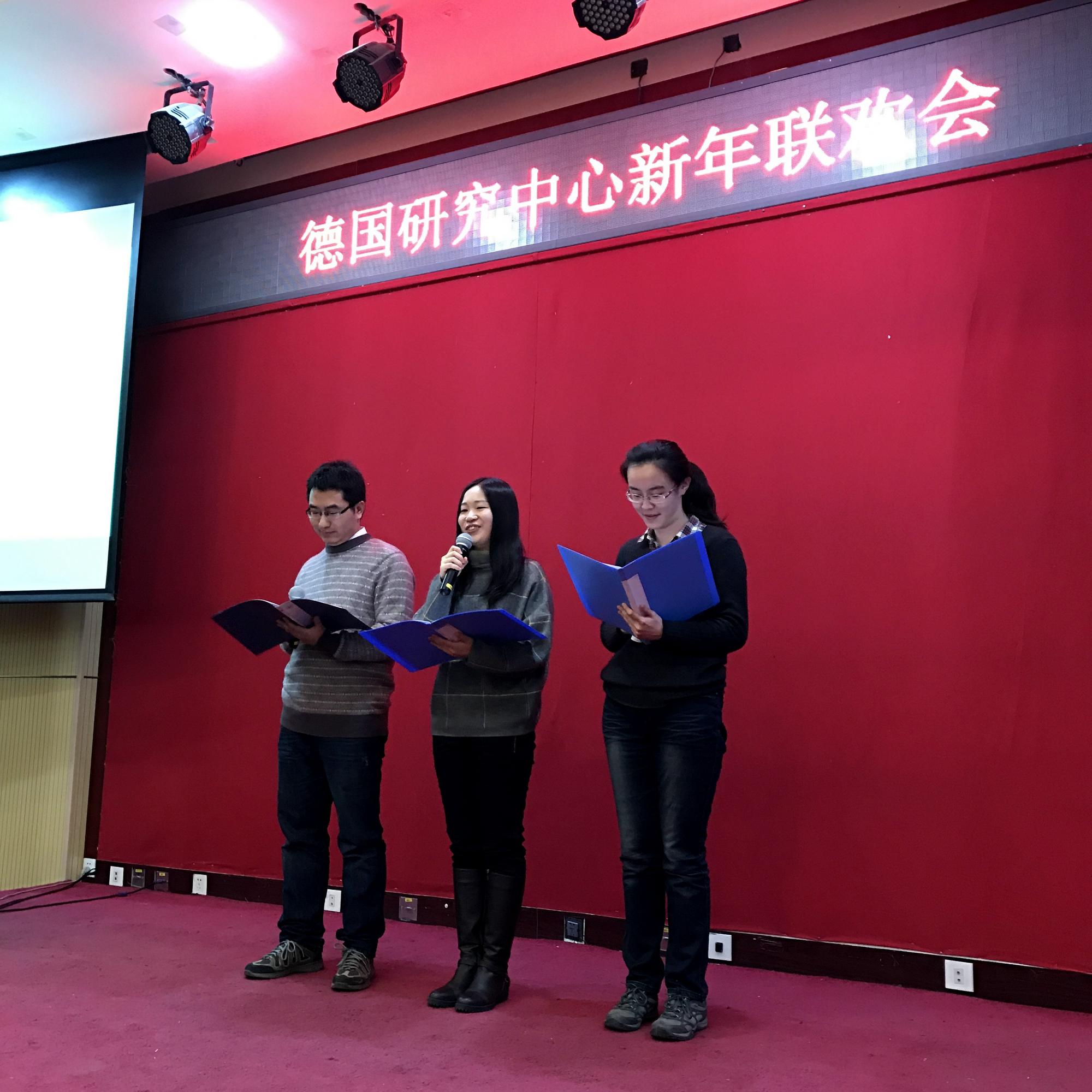Yang Xin, Huang Chaoran und Qiu Yufei, Masterstudierende, die das Studienjahr 2015/16 in Berlin verbrachten, tragen mit einer Lyriklesung zum Bühnenprogramm bei.