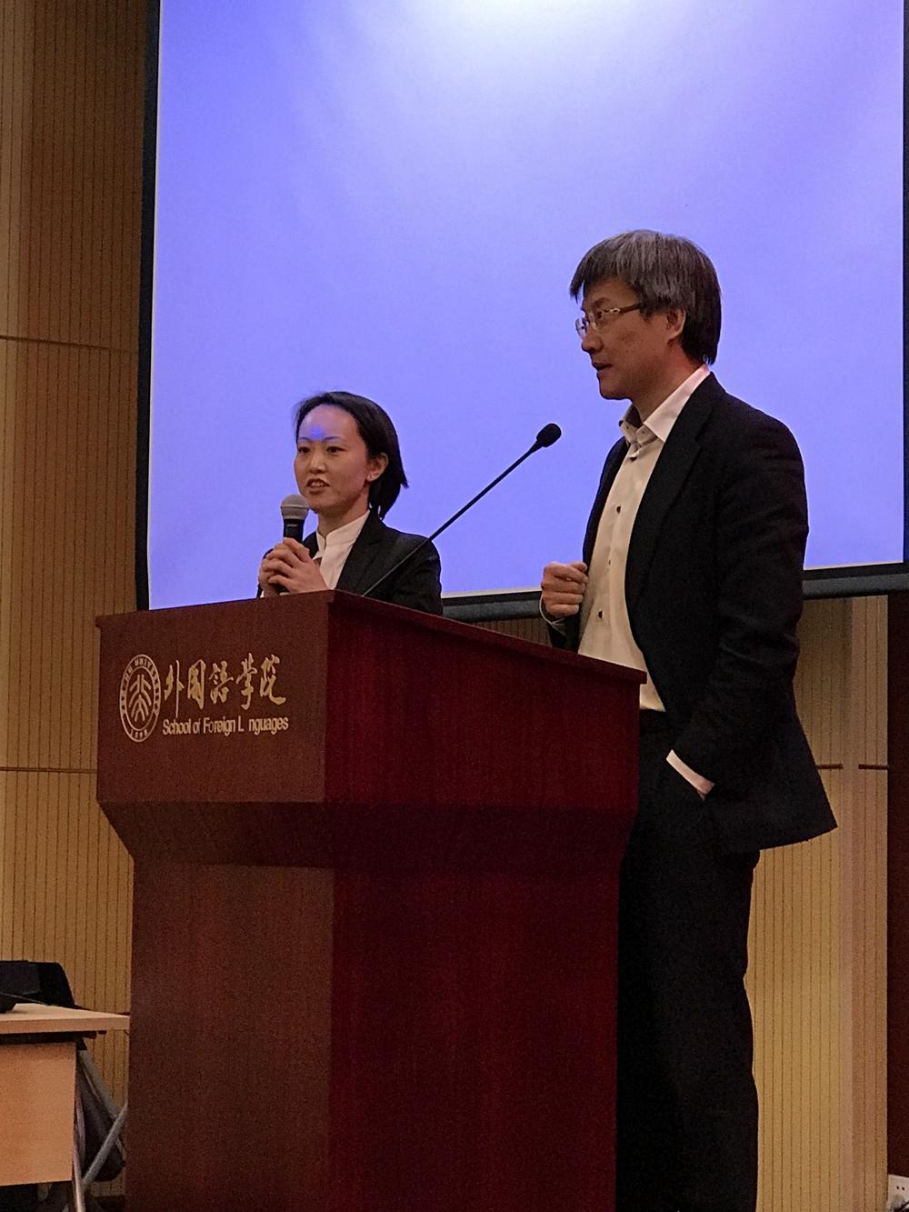 Auch Herr Prof. Dr. Wang Bo, der Leiter des Zentrums für Regionalforschung der Peking Universität, hält ein Grußwort.