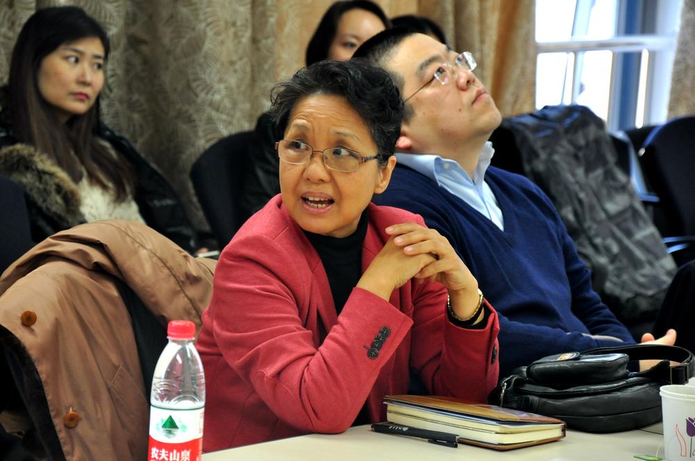 Auch während der ZDS-Salons wird Interdisziplinarität gelebt: Frau Prof. Dr. Lian Yuru (Politikwissenschaft) und Herr Prof. Dr. Li Wei (Geschichtswissenschaft).