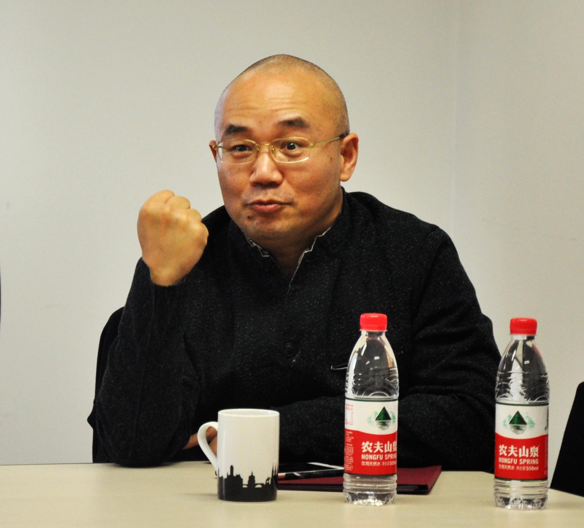 Der ZDS-Direktor Prof. Dr. Huang Liaoyu diskutiert angeregt mit.