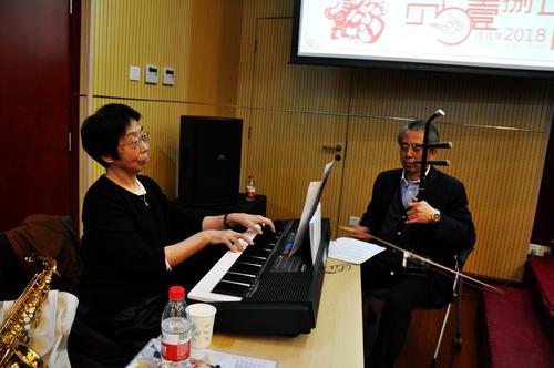 Auch musikalische Darbietungen waren Teil des Bühnenprogramms.