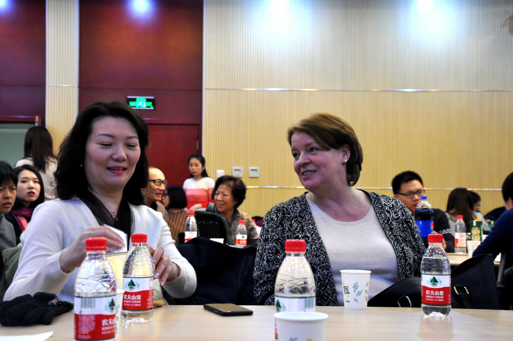Beate Rogler, die Leiterin des Pekinger Büros der Freien Universität, im Gespräch.