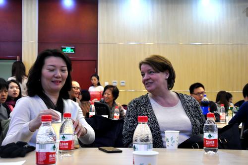 Beate Rogler, die Leiterin des Pekinger Büros der Freien Universität, im Gespräch.
