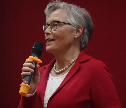 Frau Hannelore Bossmann, Leiterin der DAAD-Außenstelle, während ihres Grußworts.
