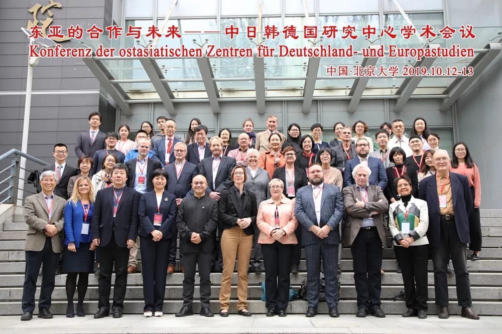 Das obligatorische Gruppenfoto zu Beginn der Tagung mit der Vizepräsidentin der Freien Universität Berlin ...