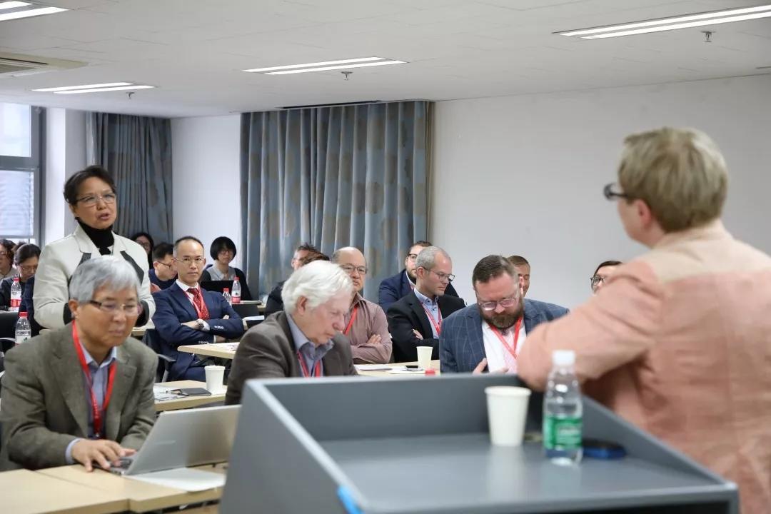 Frau Prof. Lian Yuru vom ZDS im Zwiegespräch mit Frau Prof. Verena Blechinger-Talcott, Vizepräsidentin der Freien Universität Berlin.