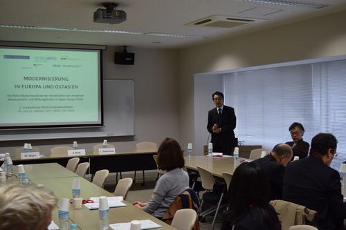 Der Leiter des DAAD-Zentrums an der Universität Tokyo, Herr Prof. Dr. Yuichi Morii, begrüßt die Konferenzteilnehmerinnen und -teilnehmer.