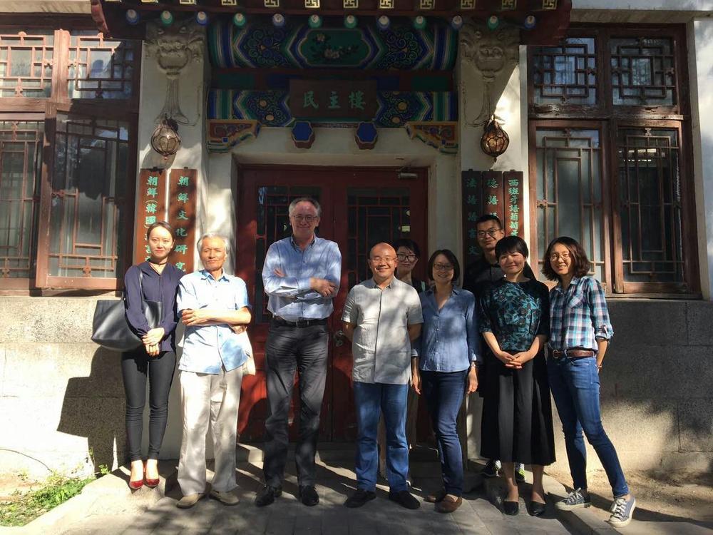 ZDS-Gruppenbild mit Prof. Osterkamp auf dem PKU-Campus.