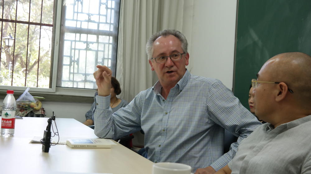 Prof. Osterkamp und Prof. Huang im Gespräch.