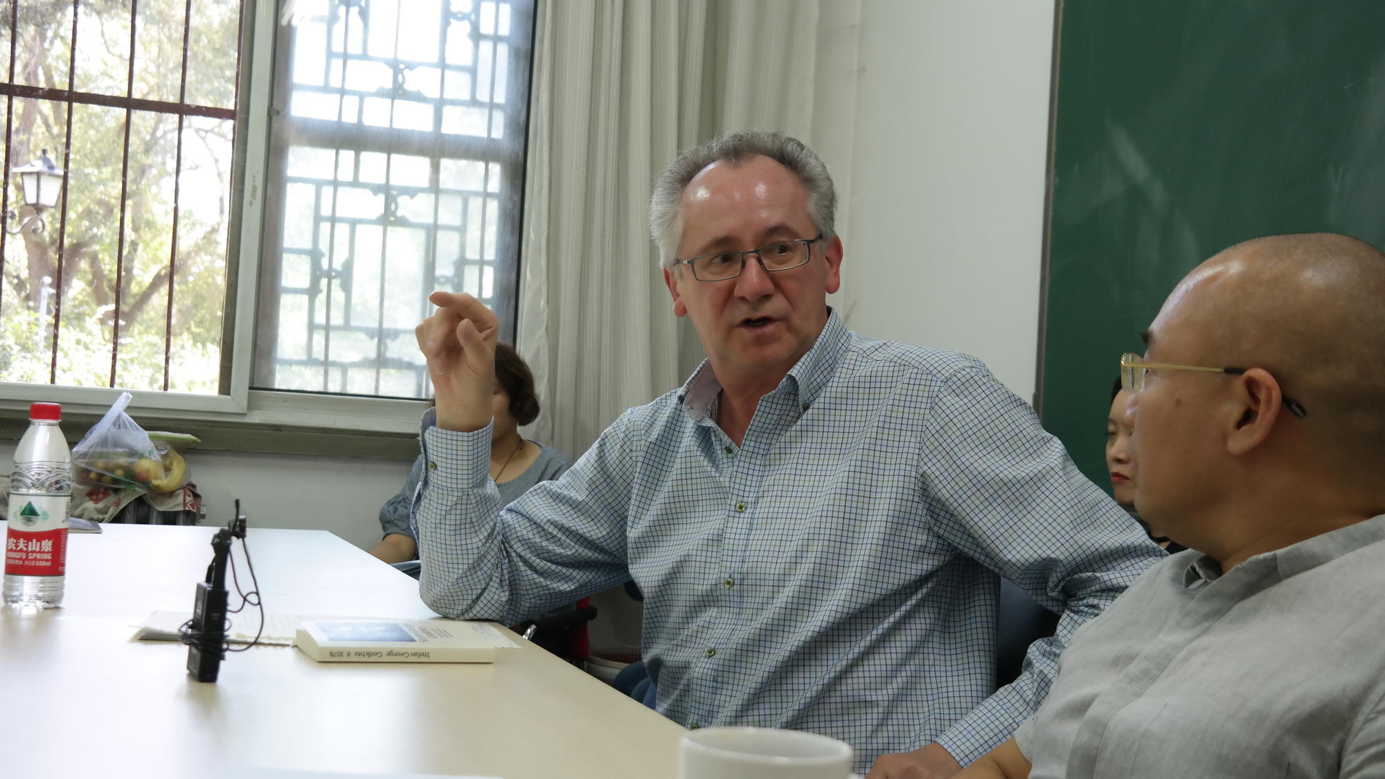 Prof. Osterkamp und Prof. Huang im Gespräch.