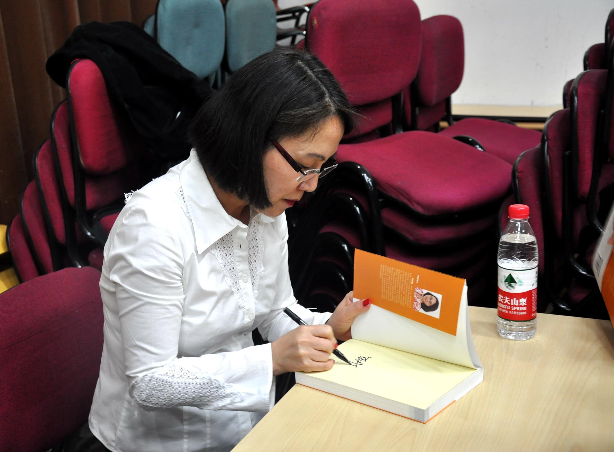 Im Anschluss an die Diskussion signierte Frau ZHANG ihre Bücher.