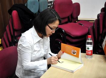 Following the discussion, Ms. ZHANG signed her books.