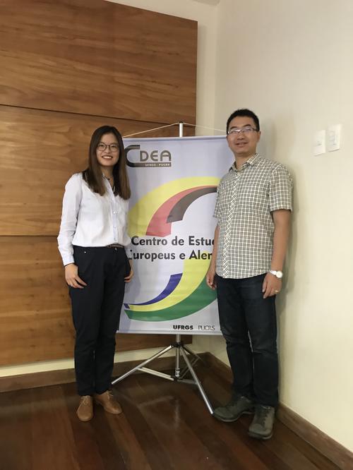 Frau NING Haiqin (Humboldt-Universität zu Berlin) und Herr YANG Xin (Otto-Friedrich-Universität Bamberg) am DAAD-Zentrum in Porto Alegre.