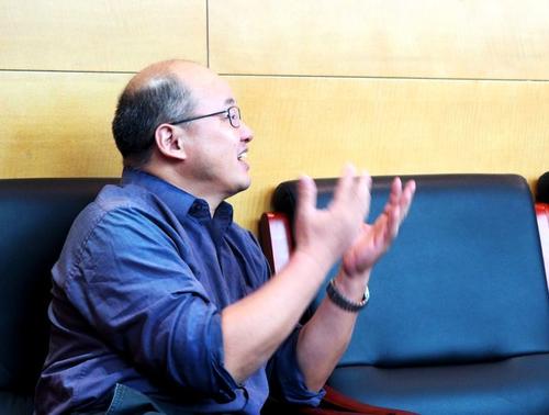Herr Prof. Dr. Qin Mingrui (Soziologie) diskutiert angeregt mit.