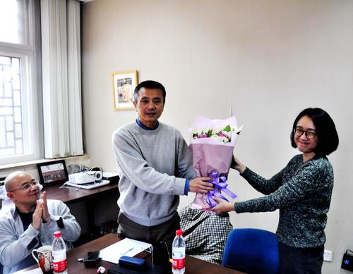 Frau Dr. LU Baiyu, die Pekinger ZDS-Koordinatorin, überreichte Prof. GAN Chaoying zur Emeritierung einen Blumenstrauß.