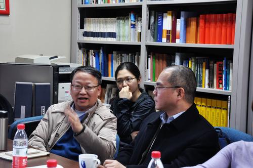 Prof. WANG Jian und Prof. PENG Xiaoyu im Gespräch.