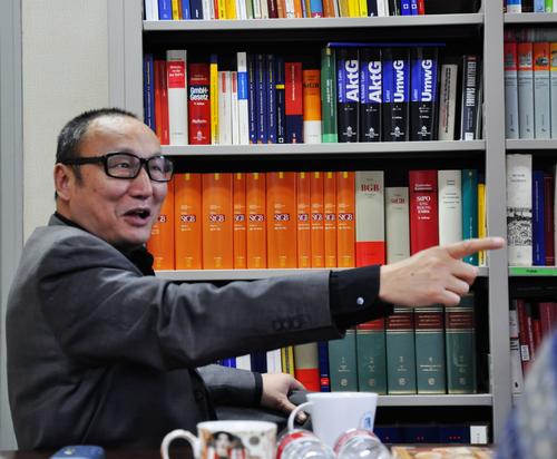 Prof. ZHU Qinsheng beteiligt sich lebhaft an der Diskussion.