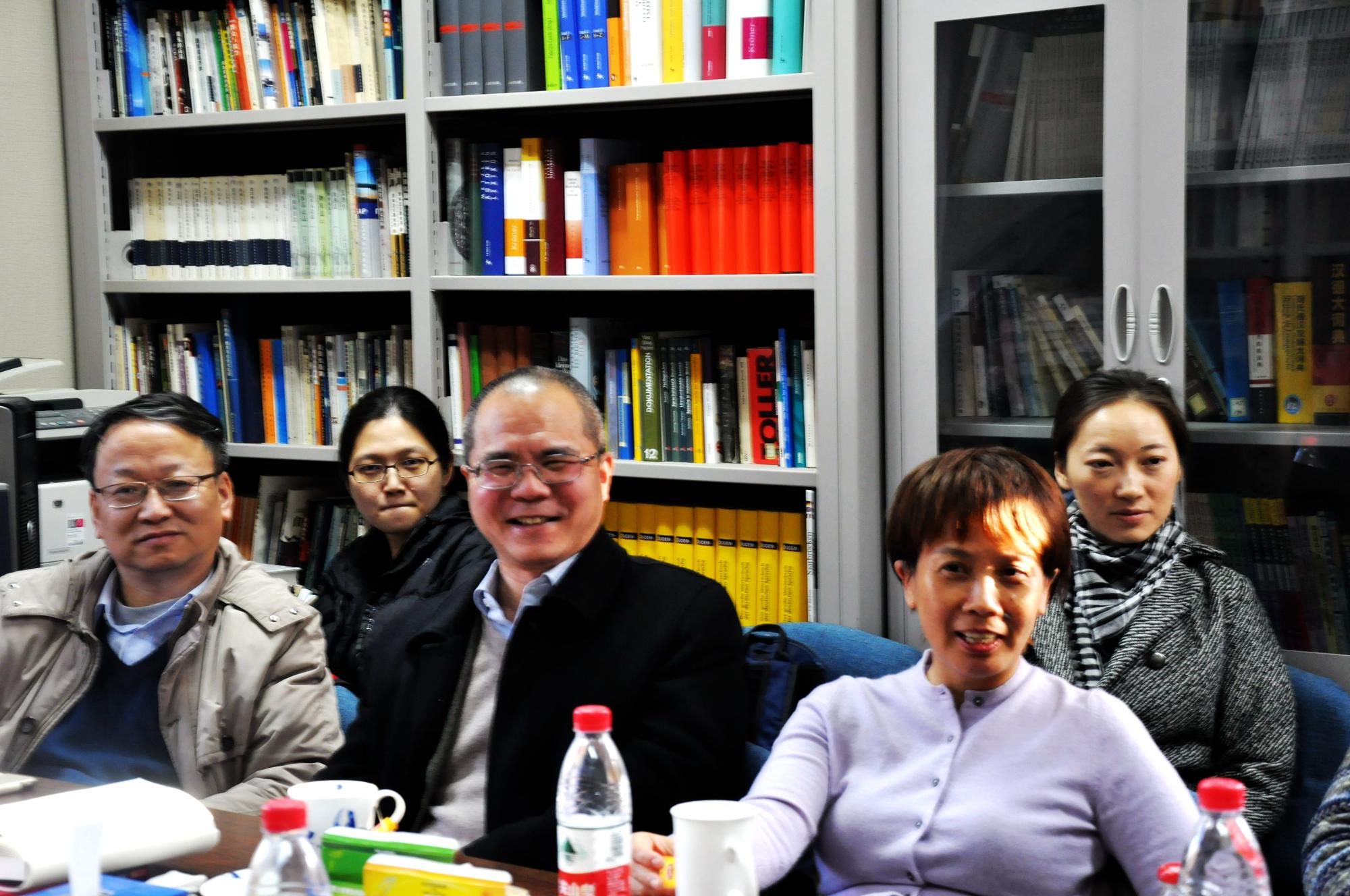 Prof. PENG Xiaoyu und Prof. XU Jian (Geschichtswissenschaft) beteiligten sich an der Diskussion.