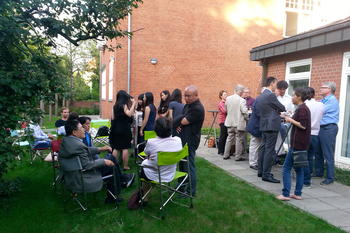 Zwangloses Beisammensein im Garten des International House.