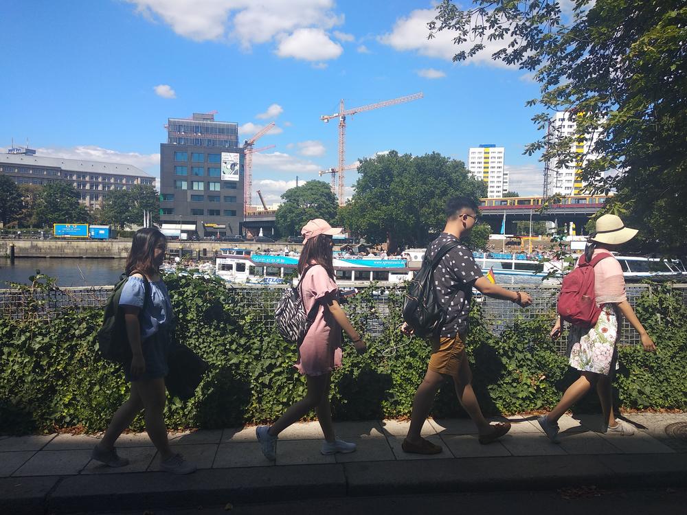 Im Gänsemarsch durch Berlin.