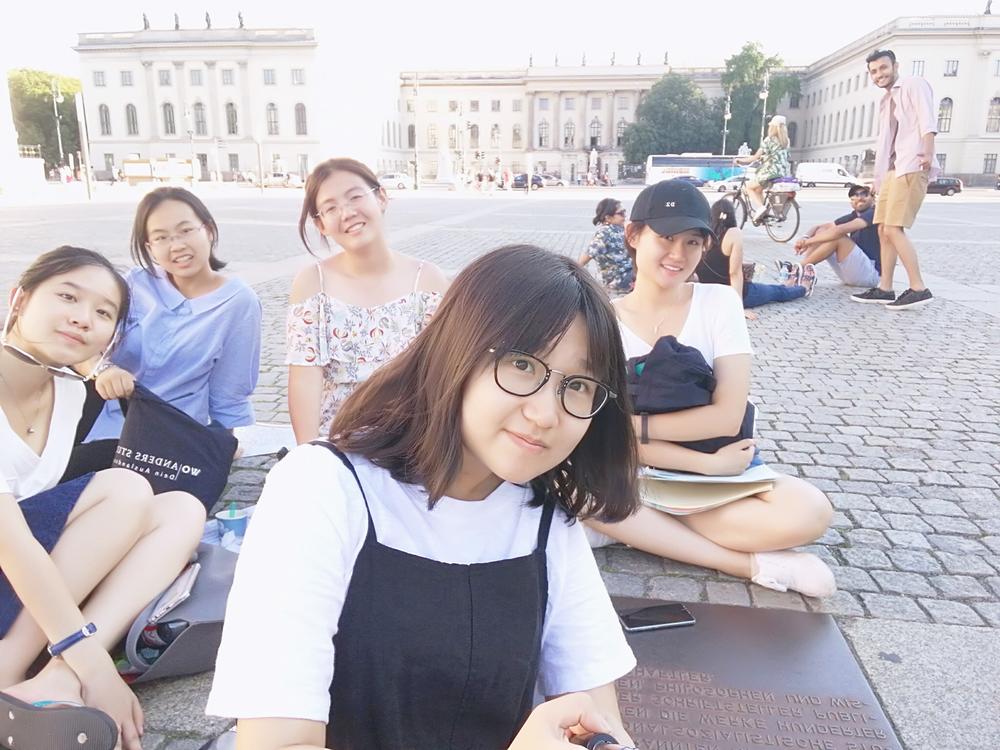 In den Pausen wird der Sonnenschein auf dem Bebelplatz genossen.