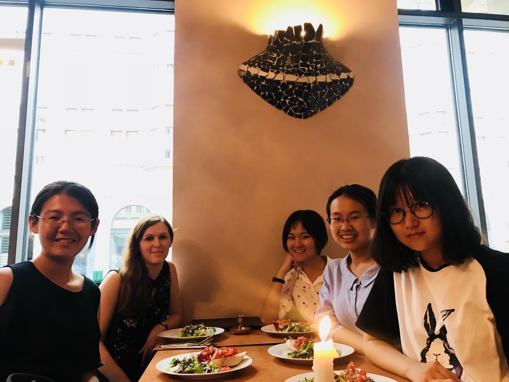 Chinesische und deutsche Studierende vernetzen sich im Rahmen des interkulturellen Workshops "East meets West".
