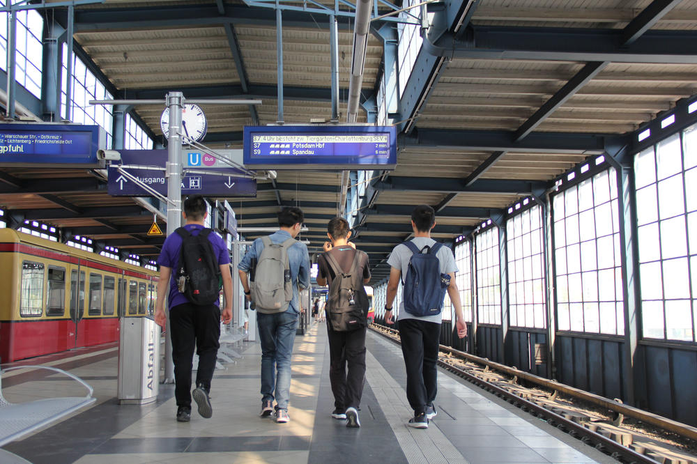 Unterwegs auch mit den öffentlichen Verkehrsmitteln.