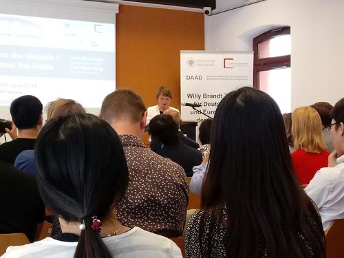 Frau Dr. Klaudia Knabel, DAAD-Außenstellenleiterin in Warschau, begrüßt die Konferenzteilnehmer in den Räumlichkeiten des WBZ.