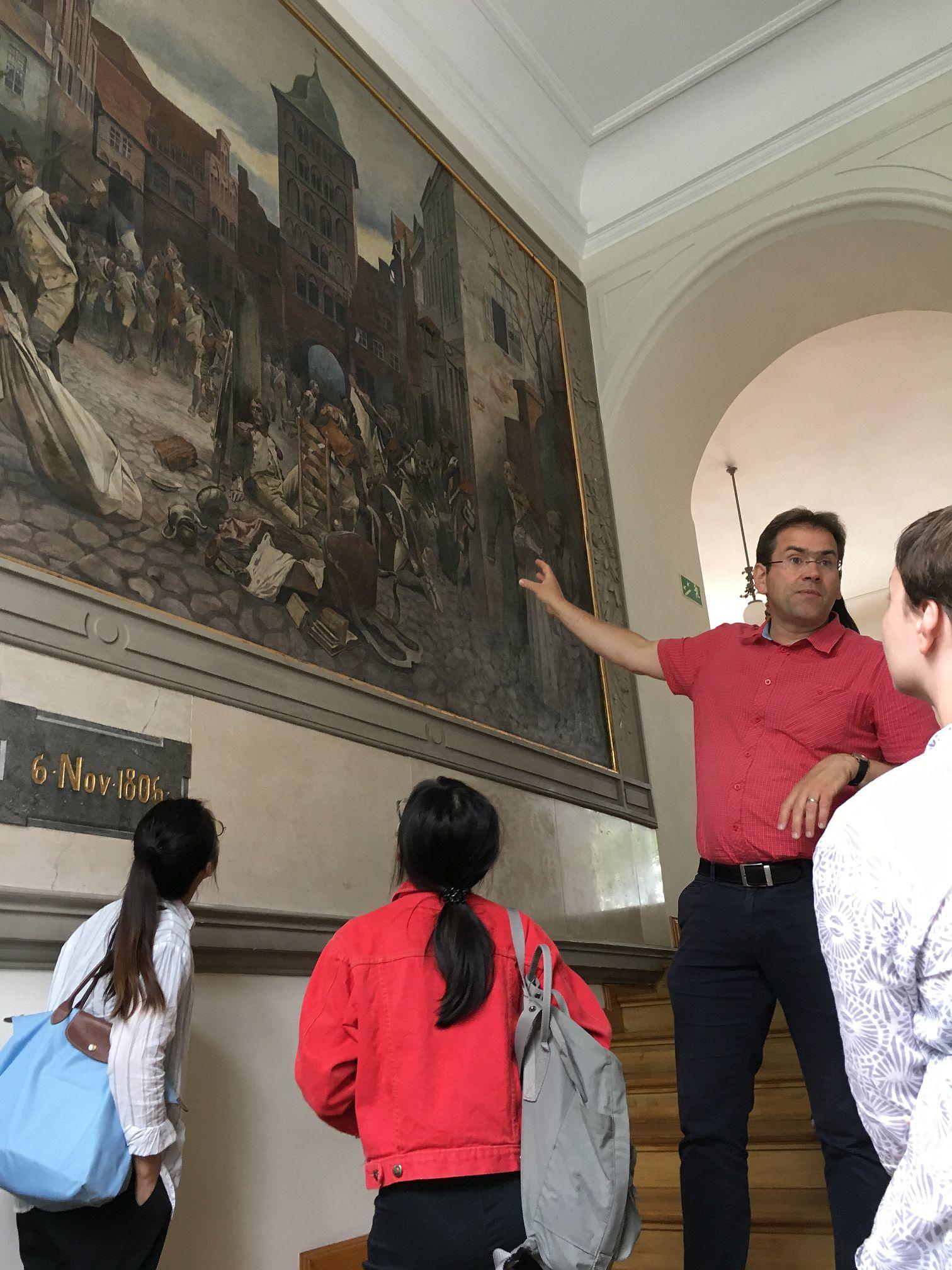 Durch Schloss und Gedenkstätte führte Herr Dominik Kretschmann, der Gedenkstättenleiter.