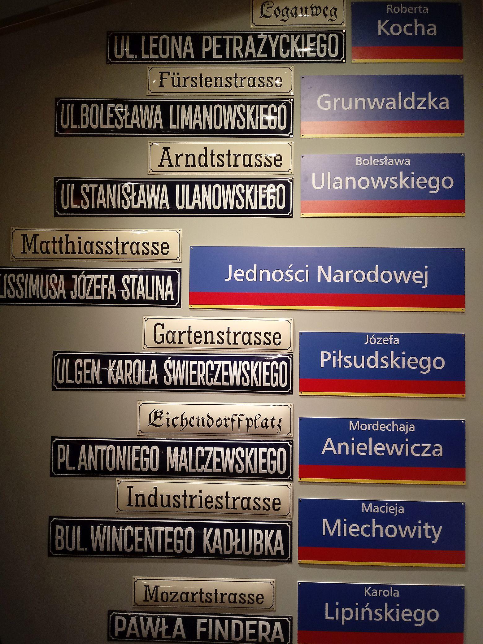 Straßenschilder aus unterschiedlichen Epochen im Centrum Historii Zajezdnia.