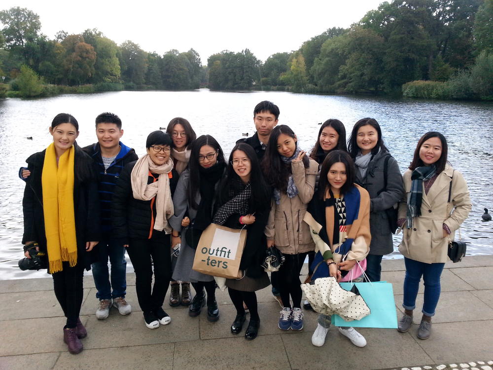 Die "neuen" Studierenden an ihrem ersten Wochenende in Berlin im Schlosspark Charlottenburg. Im Anschluss gab es Kaffee und Kuchen beim FU-Koordinator zu Hause.