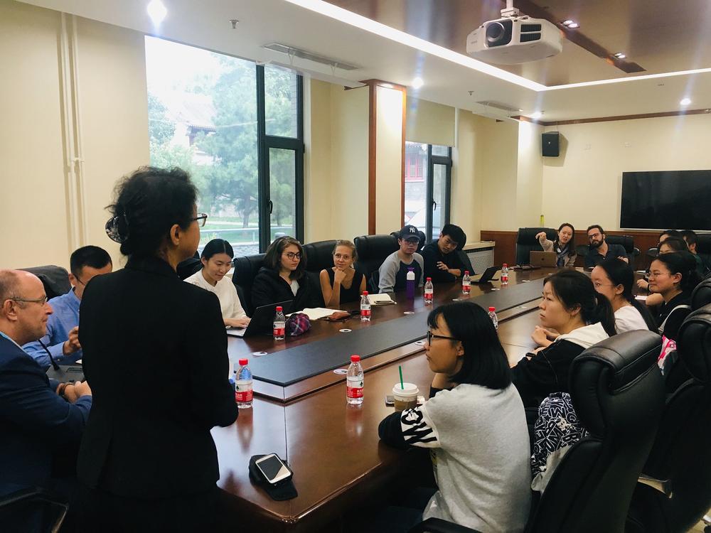 Frau Professorin LIAN Yu-ru stellt Herrn Professor Michael Staack vor.