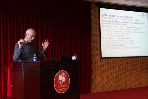 Professor Gerhards während eines seiner Vorträge am ZDS Peking.
