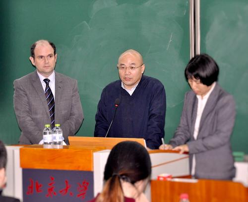 Begrüßung durch Herrn Prof. Dr. Huang Liaoyu, den Direktor des ZDS, und Herrn Alexander Birle, den Projektleiter des Koordinierungs- und Informationszentrums Beijing derHanns-Seidel-Stiftung.