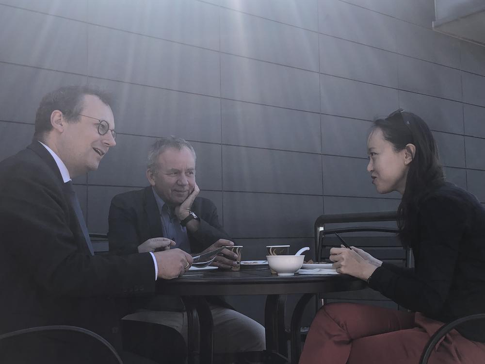 In den Pausen Zeit für Gespräche: Prof. Heger, Prof. Kämper-van den Boogaart und Prof. Wang.