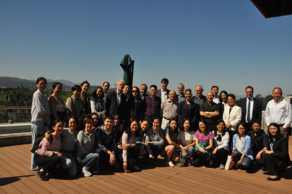 Mittagessen gab es auf der Dachterrasse der Fremdsprachlichen Fakultät mit fantastischer Sicht auf die Westberge – die auch für das Gruppenfoto genutzt wurde.