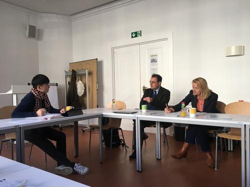 Der Teufelspakt als Gegenstand des Gesprächs zwischen dem Germanisten WEI Ziyang und dem Rechtshistoriker Prof. Dr. Martin Heger.