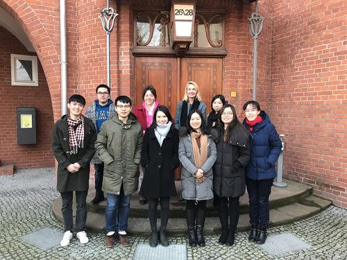 Die Colloquiumsteilnehmerinnen und -teilnehmer mit Frau Prof. Dr. Almut-Barbara Renger und Frau Prof. Dr. Almut Hille vor dem International House der Freien Universität.
