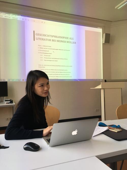 HE Lianhua aus Stuttgart, die ihren Doktorvater im Rahmen des ZDS-Studiums in Berlin kennengelernt hat.