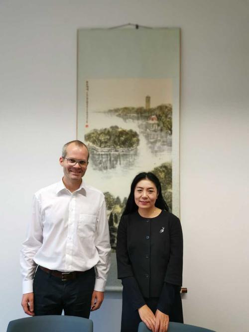 Die Leiterin des Instituts für Regionalforschung der PKU, Prof. Dr. NING Qi, mit dem Berliner ZDS-Koordinator Dr. Benjamin Langer im ZDS-Büro an der Freien Universität.