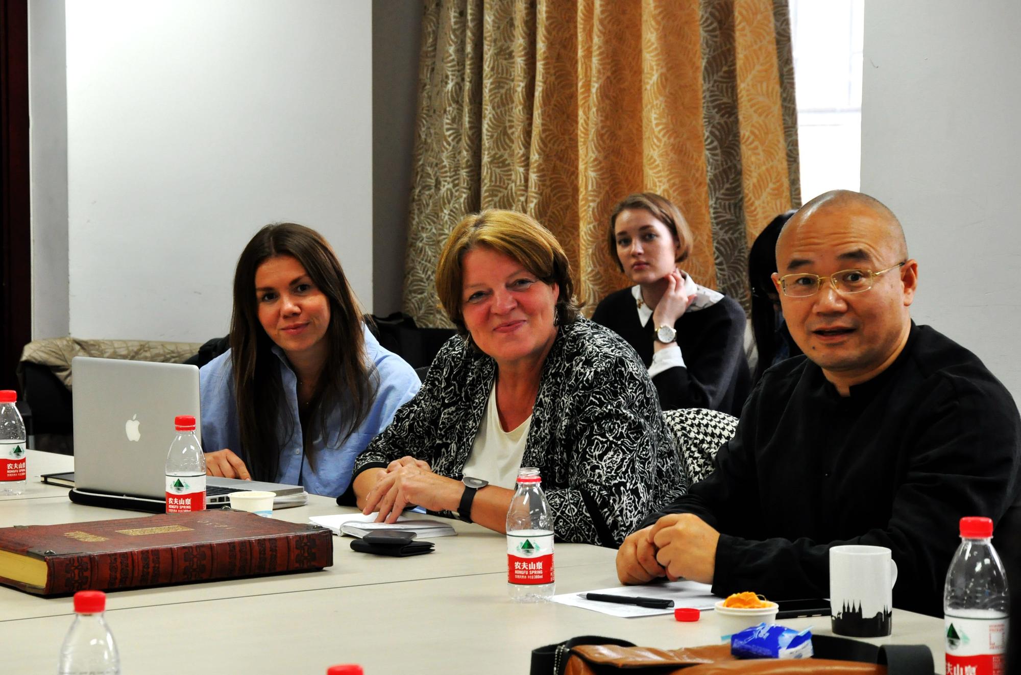 Tanja Ackermann, Young Scientist Fellow von der Freien Universität, Beate Rogler, die Leiterin des FU-Büros Peking, und Prof. Dr. HUANG Liaoyu.