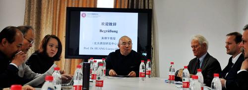 Zentrendirektor Prof. Dr. HUANG Liaoyu begrüßt die Teilnehmerinnen und Teilnehmer am Workshop zu "Urbanisierung".